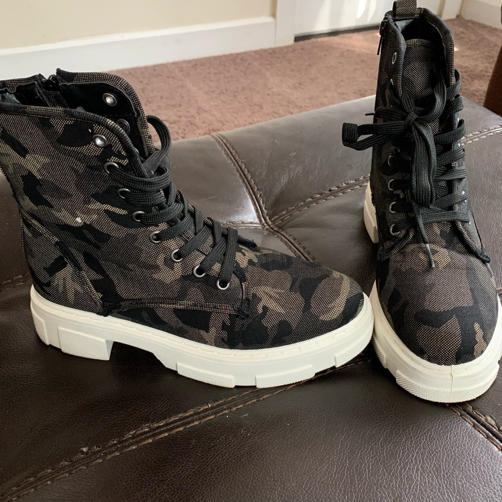 Camo print boots !
